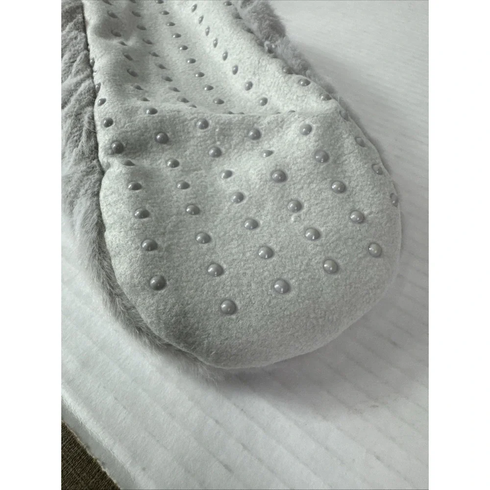 Auden Women's 0769 M/L 8-12 Faux Fur Slipper Socks Light Gray Gripper Bottom NWT